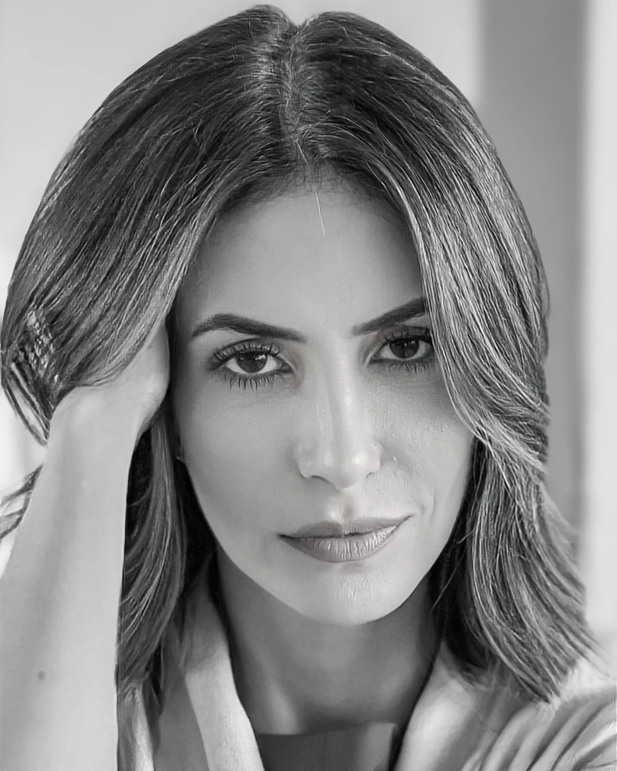 Fernanda Ciprianno em retrato de atriz, em preto e branco